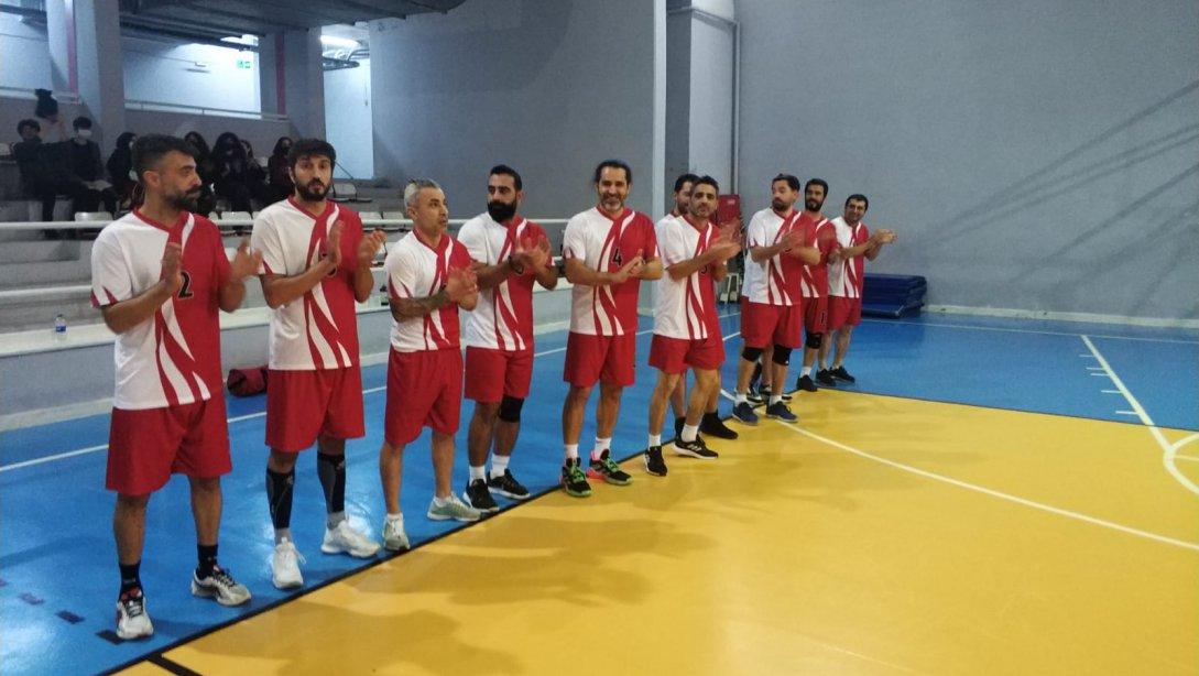 İstanbul İlçeler Arası Voleybol Turnuvası'na Katılan Erkek Voleybol Takımımızı Tebrik Ediyoruz. 