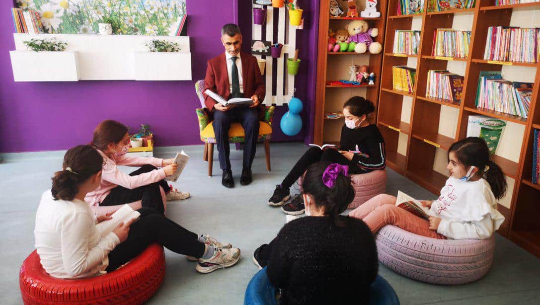 İlçe Milli Eğitim Müdürümüz Sn. Emin ÇIKRIKÇI Kütüphane Haftası Kapsamında İstanbul Okuyor Etkinliğine Katıldı 