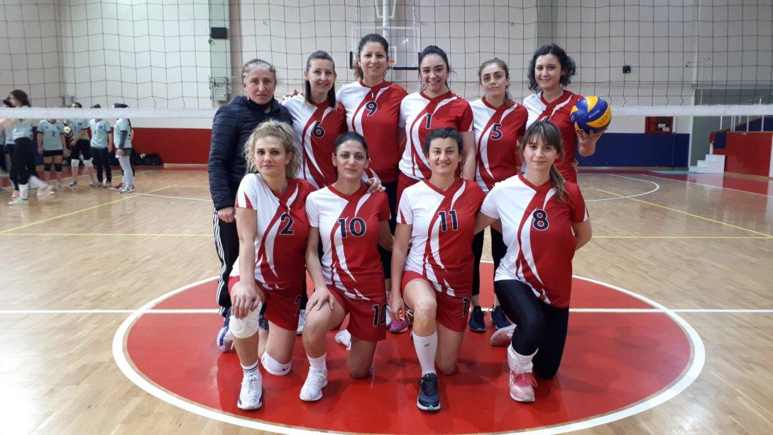 İlçeler Arası Voleybol Turnuvasında Kadın Voleybol Takımımız İlk Maçını Sancaktepe ile Oynamıştır.