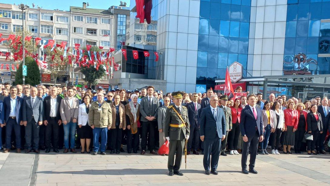 29 Ekim Cumhuriyet Bayramı Vesilesiyle Hükümet Konağı Önünde Çelenk Sunma Töreni Gerçekleştirildi