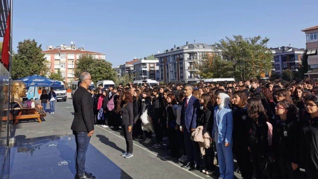 İlçe Milli Eğitim Müdürümüz Sn.Emin Çıkrıkçı, Adnan Menderes Anadolu Lisemizin Bayrak Törenine Katıldı
